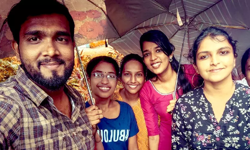 വനിത കോളജിൽ ചോക്ലറ്റ് നായകനായി ശ്രീക്കുട്ടൻ