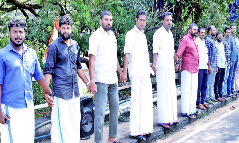 കല്ലായ് റോഡിൽ യാത്രദുരിതം, പാലത്തിന്റെ കൈവരികളും തകർന്നു