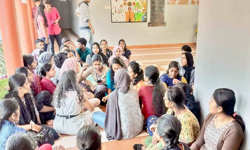 സ്ഥിരം ക്ലാസ് മുറികളും ലാബ് സൗകര്യവുമില്ല; എം.എസ് സി പ്ലാന്റ് സയൻസ് വിദ്യാർഥികൾ സമരത്തിൽ സ്ഥിരം ക്ലാസ് മുറികളും ലാബ് സൗകര്യവുമില്ല; എം.എസ് സി പ്ലാന്റ് സയൻസ് വിദ്യാർഥികൾ സമരത്തിൽ