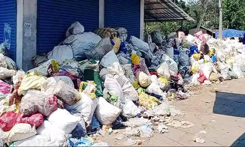 അഞ്ചൽ ചന്തയിൽ മാലിന്യച്ചാക്കുകൾ കുന്നുകൂടി; പ്രതിഷേധവുമായി കച്ചവടക്കാർ അഞ്ചൽ ചന്തയിൽ മാലിന്യച്ചാക്കുകൾ കുന്നുകൂടി; പ്രതിഷേധവുമായി കച്ചവടക്കാർ