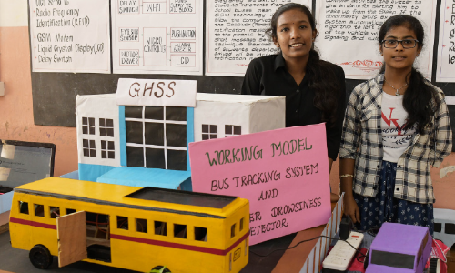 ഡ്രൈവർ ഉറങ്ങിയാൽ മുന്നറിയിപ്പ്; ടെക് ബസുമായി വിദ്യാർഥികൾ