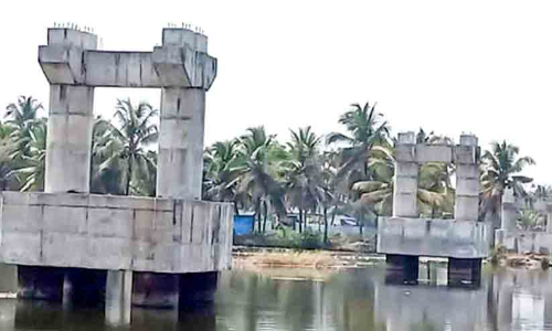 പാ​ലം നി​ര്‍മാ​ണം പാ​തി​വ​ഴി​യി​ല്‍; വ​ഞ്ചി​യി​ല്‍നി​ന്ന്  ക​ര​ക​യ​റാ​തെ വ​ള​ന്ത​കാ​ട് ദ്വീ​പ്