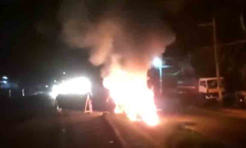 കൊച്ചിയിൽ ഡിവൈഡറിലിടിച്ച് കാർ കത്തിനശിച്ചു കൊച്ചിയിൽ ഡിവൈഡറിലിടിച്ച് കാർ കത്തിനശിച്ചു