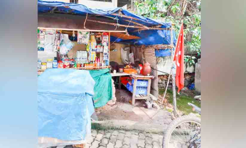 ദലിത് സ്ത്രീയുടെ മുറുക്കാൻ കടയിൽ സി.പി.ഐ ‘കൊടികെട്ടി’താമരക്കുളം പഞ്ചായത്ത് ജങ്ഷനിലെ കടയിലാണ്  പാർട്ടിയുടെ ‘കൈയേറ്റം’