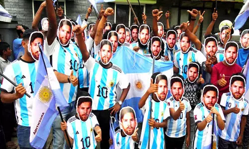 ആവേശരാവുകളെത്തുന്നു; റോഡ് ഷോകളും മത്സരങ്ങളും തുടങ്ങി