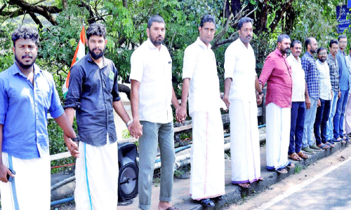 കല്ലായ് റോഡിൽ യാത്രദുരിതം, പാലത്തിന്റെ കൈവരികളും തകർന്നു