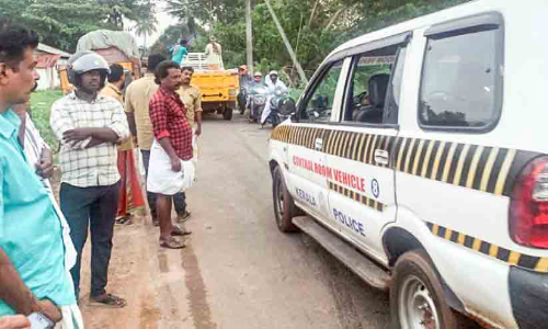മാലിന്യവുമായെത്തിയ വാഹനം നാട്ടുകാർ പൊലീസിൽ ഏൽപിച്ചു