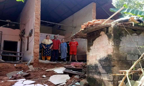 വീട് നിലംപൊത്തി; കുടുംബം പെരുവഴിയിൽ