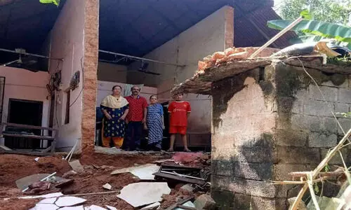 വീട് നിലംപൊത്തി; കുടുംബം പെരുവഴിയിൽ