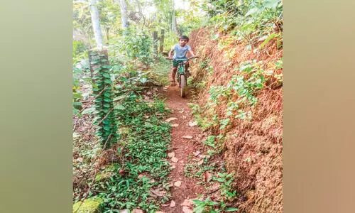 ആരു പണിയും റോഡിന്റെ മറുപാതി ?