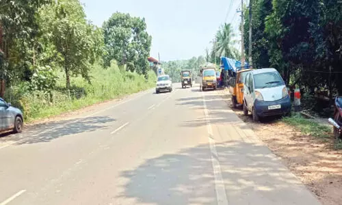 ഇരിട്ടി-മട്ടന്നൂർ റോഡിൽ അപകടം പതിവ് ഇരിട്ടി-മട്ടന്നൂർ റോഡിൽ അപകടം പതിവ്