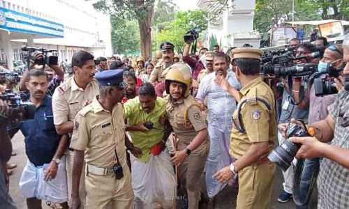 നിയമന കത്ത് വിവാദം; ഒ.ബി.സി മോർച്ച സമരം അക്രമാസക്തം, പൊലീസിനെ ചീമുട്ടയെറിഞ്ഞ് യൂത്ത് കോൺഗ്രസ്