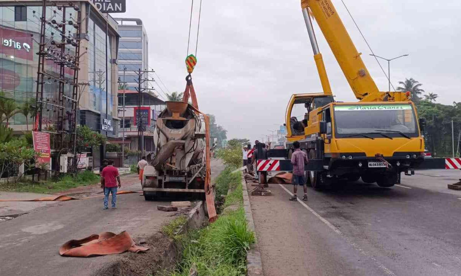 മൂടിയില്ലാത്ത കാനയിലേക്ക് ലോറി മറിഞ്ഞു