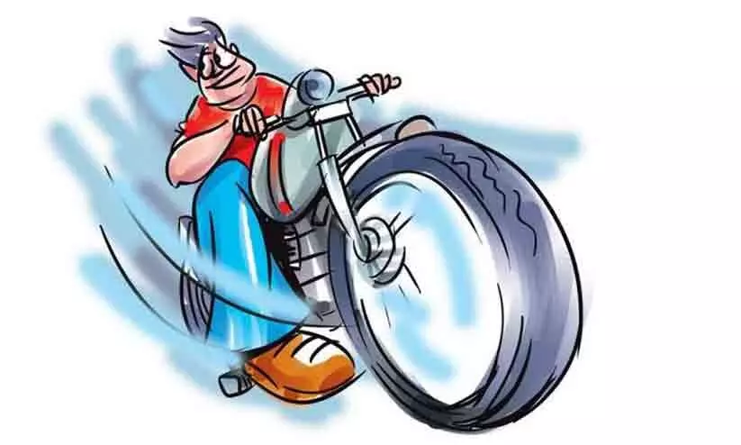 ഇ​രു​ച​ക്ര വാ​ഹ​ന​ങ്ങ​ളി​ലെ അ​ഭ്യാ​സം; വ​ടി​യെ​ടു​ത്ത് മോ​ട്ടോ​ർ വാ​ഹ​ന വ​കു​പ്പ്