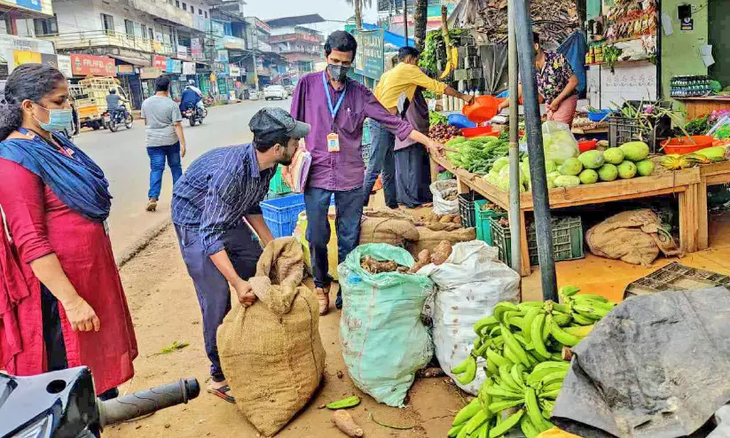 ഓമശ്ശേരി ടൗണിലെ ഫൂട്പാത്ത് കച്ചവടം തടഞ്ഞു