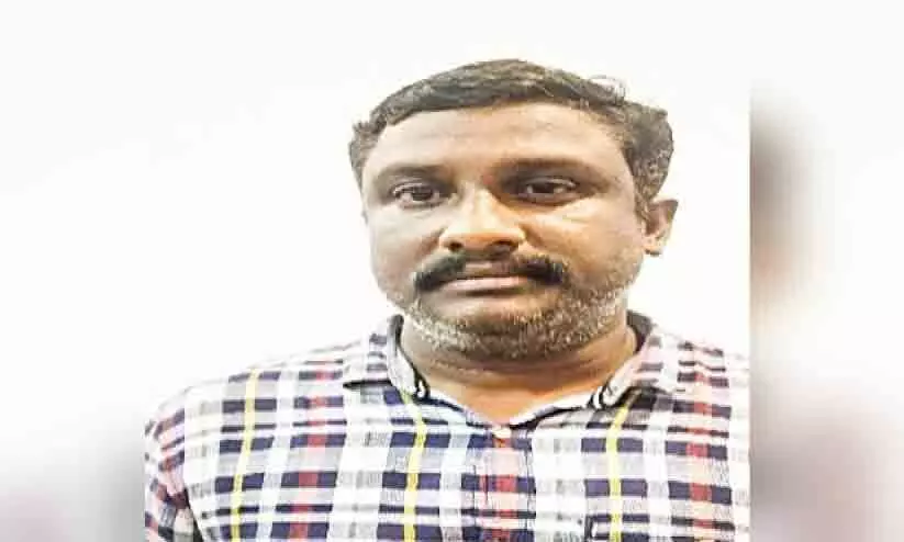 മുക്കുപണ്ടം പണയംവെച്ച് പണം തട്ടിയ ബാങ്ക് ജീവനക്കാരൻ അറസ്റ്റിൽ മുക്കുപണ്ടം പണയംവെച്ച് പണം തട്ടിയ ബാങ്ക് ജീവനക്കാരൻ അറസ്റ്റിൽ