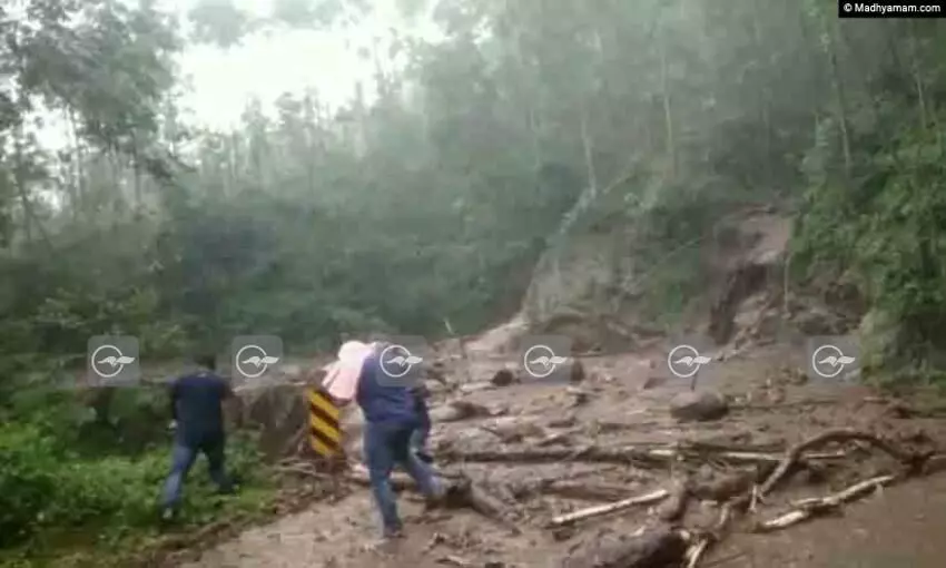 മൂന്നാറിൽ ട്രാവലറിന് മുകളിലേക്ക് മണ്ണിടിഞ്ഞ് വീണു
