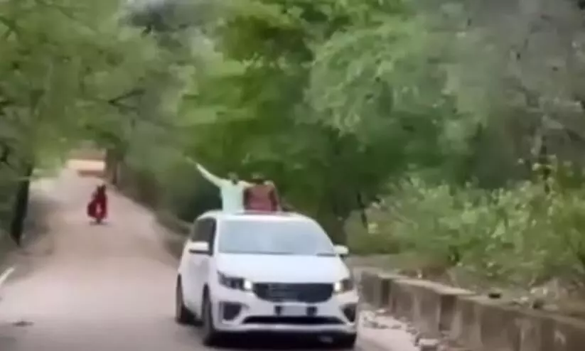 കിയ കാർണിവലിൽ സൺറൂഫ് തുറന്നിട്ട് യാത്ര ചെയ്ത യുവാക്കൾക്ക് സംഭവിച്ചത്; ഈ വിഡിയോ നൽകുന്ന പാഠം വലുത്