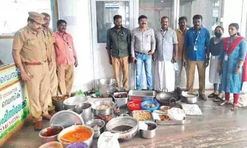 ഹോട്ടലുകളിൽ പൊന്നാനി നഗരസഭയുടെ മിന്നൽ പരിശോധന ഹോട്ടലുകളിൽ പൊന്നാനി നഗരസഭയുടെ മിന്നൽ പരിശോധന