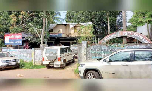കേ​സു​ണ്ട്; ലോ​ക്ക​പ്പി​ല്ല; ക​രി​പ്പൂ​ർ പൊ​ലീ​സ് സ്റ്റേ​ഷ​ന് സ്വ​ന്തം കെ​ട്ടി​ടം പോ​ലു​മി​ല്ല