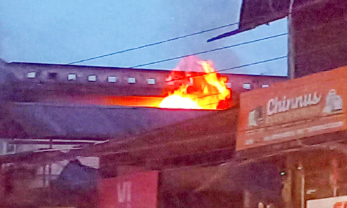 കുറ്റ്യാടിയിൽ മൂന്നുനില കെട്ടിടത്തില് തീപിടിത്തം കുറ്റ്യാടിയിൽ മൂന്നുനില കെട്ടിടത്തില് തീപിടിത്തം