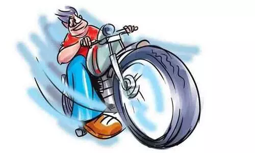 ഇ​രു​ച​ക്ര വാ​ഹ​ന​ങ്ങ​ളി​ലെ അ​ഭ്യാ​സം; വ​ടി​യെ​ടു​ത്ത് മോ​ട്ടോ​ർ വാ​ഹ​ന വ​കു​പ്പ്