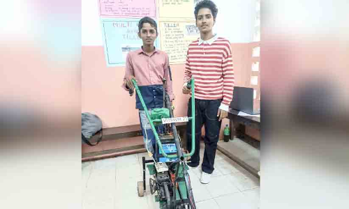 ക​ള പ​റി​ക്കാ​ന്‍ ഇ​നി ആ​ളെ ത​പ്പ​ണ്ട