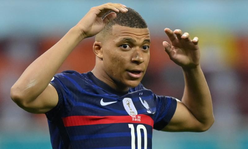 എന്നെ കുരങ്ങനായി കണ്ടവർക്കുവേണ്ടി കളിക്കേണ്ടെന്നുവെച്ചതായിരുന്നു- തുറന്നുപറഞ്ഞ് എംബാപ്പെ