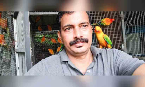 പക്ഷികളുടെ പ്രിയതോഴനായി മനോജ്