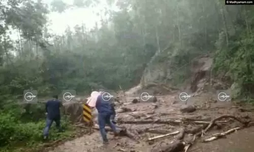 മൂന്നാറിൽ ട്രാവലറിന് മുകളിലേക്ക് മണ്ണിടിഞ്ഞ് വീണു