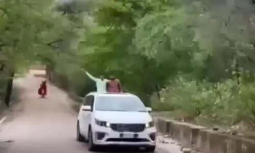 കിയ കാർണിവലിൽ സൺറൂഫ് തുറന്നിട്ട് യാത്ര ചെയ്ത യുവാക്കൾക്ക് സംഭവിച്ചത്; ഈ വിഡിയോ നൽകുന്ന പാഠം വലുത്