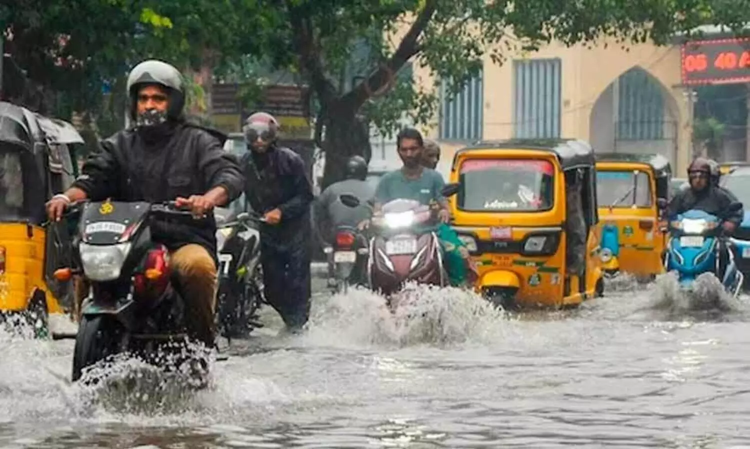 തമിഴ്‌നാട്ടില്‍  കനത്ത മഴ; അഞ്ച് ജില്ലകളിൽ വെള്ളപ്പൊക്ക മുന്നറിയിപ്പ്
