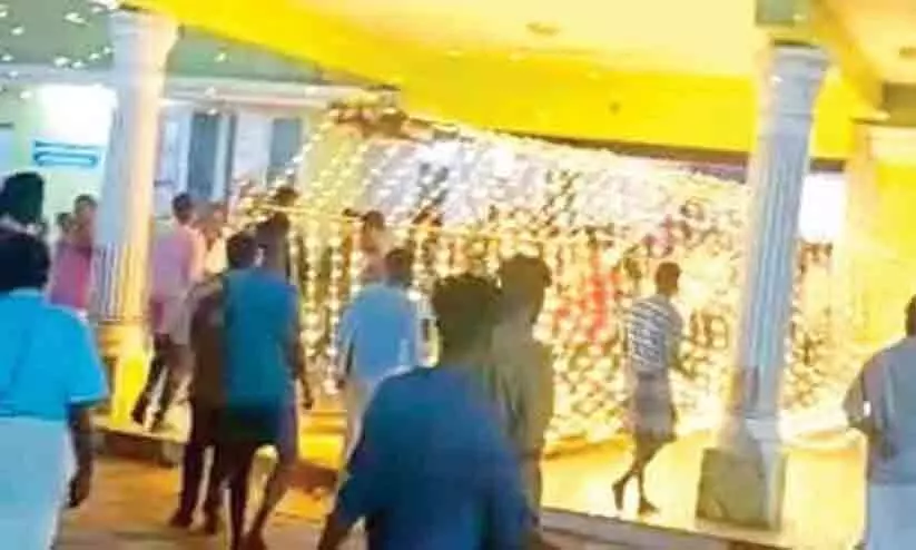 വീണ്ടും കല്യാണ മണ്ഡപത്തിൽ കൂട്ടത്തല്ല്; ഇത്തവണ വിവാഹം ക്ഷണിക്കാത്തതിന്റെ പേരിൽ, വധുവിന്റെ പിതാവിന് പരിക്ക് വീണ്ടും കല്യാണ മണ്ഡപത്തിൽ കൂട്ടത്തല്ല്; ഇത്തവണ വിവാഹം ക്ഷണിക്കാത്തതിന്റെ പേരിൽ, വധുവിന്റെ പിതാവിന് പരിക്ക്