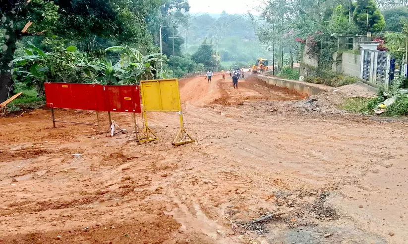 റോഡ് ചളിക്കുളം; പെരുവഴിയിലായി യാത്രക്കാർ റോഡ് ചളിക്കുളം; പെരുവഴിയിലായി യാത്രക്കാർ