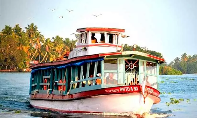 ബോട്ട് മുടക്കം: പെരുമ്പളത്ത് യാത്രക്ലേശം രൂക്ഷം ബോട്ട് മുടക്കം: പെരുമ്പളത്ത് യാത്രക്ലേശം രൂക്ഷം