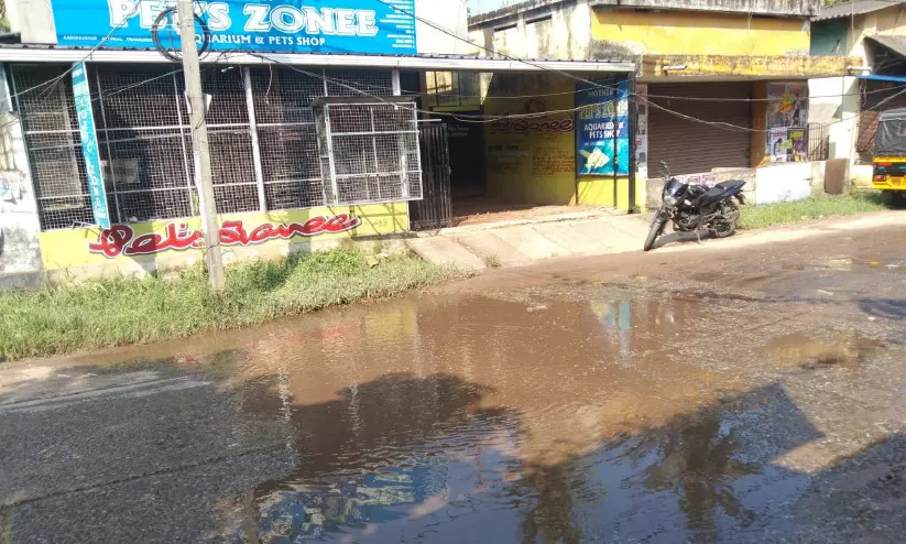 ഓട അടഞ്ഞതോടെ വെള്ളക്കെട്ട്; യാത്രക്കാർ ദുരിതത്തിൽ
