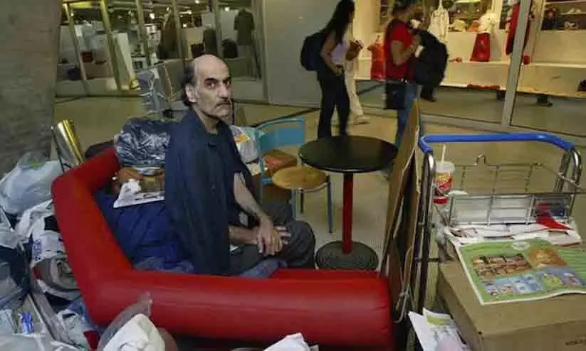 പാരീസ് വിമാനത്താവളം വീടാക്കിയ മെഹ്റാൻ കരിമിയെ ഇനി കാണില്ല; 18 വർഷങ്ങൾ, ഒടുവിൽ മരണം പാരീസ് വിമാനത്താവളം വീടാക്കിയ മെഹ്റാൻ കരിമിയെ ഇനി കാണില്ല; 18 വർഷങ്ങൾ, ഒടുവിൽ മരണം