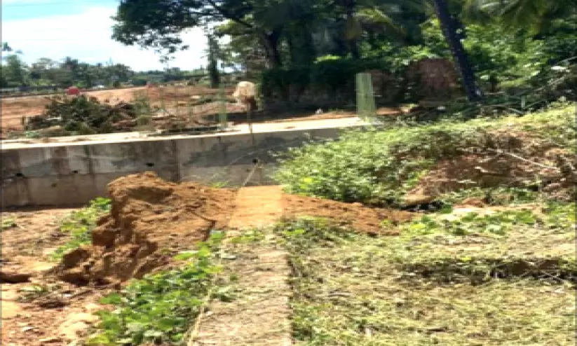 ദേശീയപാത അധികൃതർ സ്വകാര്യ വ്യക്തിയുടെ സ്ഥലം കൈയേറിയതായി പരാതി