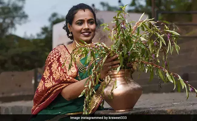 ബൈക്കിൽ സഞ്ചരിക്കുന്നതിനിടെ ട്രാക്ടറിലിടിച്ചു; മറാത്തി നടിക്ക് ദാരുണാന്ത്യം ബൈക്കിൽ സഞ്ചരിക്കുന്നതിനിടെ ട്രാക്ടറിലിടിച്ചു; മറാത്തി നടിക്ക് ദാരുണാന്ത്യം