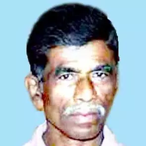 ബ​സി​ൽ ക​യ​റാ​ൻ ശ്ര​മി​ക്ക​വെ വാ​ഹ​ന​ങ്ങ​ൾ​ക്ക് ഇ​ട​യി​ൽ​പെ​ട്ട് യാ​ത്രി​ക​ൻ മ​രി​ച്ചു