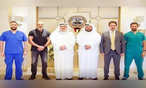 തൊഴിലാളിയൂനിയൻ പ്രശ്നങ്ങൾ കേട്ട്   കുവൈത്ത് ആരോഗ്യമന്ത്രി