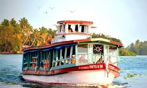 ബോട്ട് മുടക്കം: പെരുമ്പളത്ത് യാത്രക്ലേശം രൂക്ഷം ബോട്ട് മുടക്കം: പെരുമ്പളത്ത് യാത്രക്ലേശം രൂക്ഷം