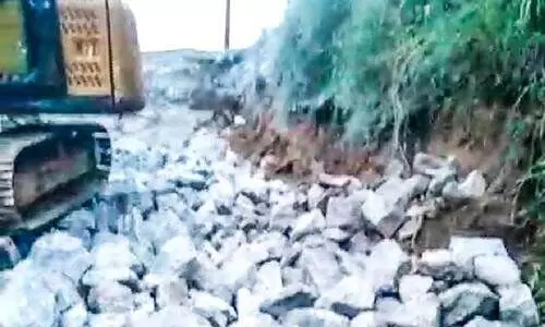 കാറ്റാടിപ്പാറയിൽ മല തകർത്ത് പാറ ഖനനം