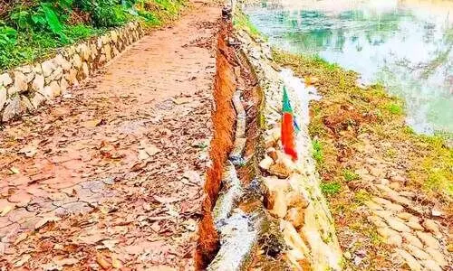 ഏഴംകുളം ഈഴക്കോട്ടുചിറ; സംരക്ഷണഭിത്തി ഉദ്ഘാടനത്തിന് മുമ്പ് തകർന്നു ഏഴംകുളം ഈഴക്കോട്ടുചിറ; സംരക്ഷണഭിത്തി ഉദ്ഘാടനത്തിന് മുമ്പ് തകർന്നു