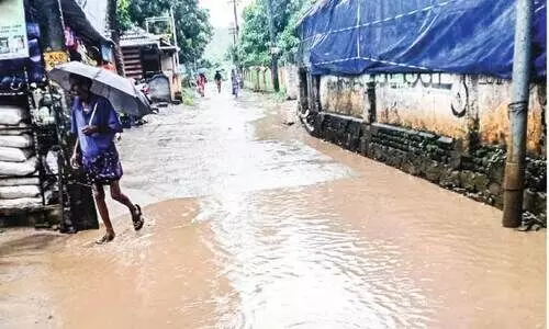റോ​ഡ് നി​ർ​മാ​ണ​ത്തി​ൽ അ​ശാ​സ്ത്രീ​യ​ത; മ​ഴ​വെള്ളം  ഒ​ഴി​യു​ന്നി​ല്ല