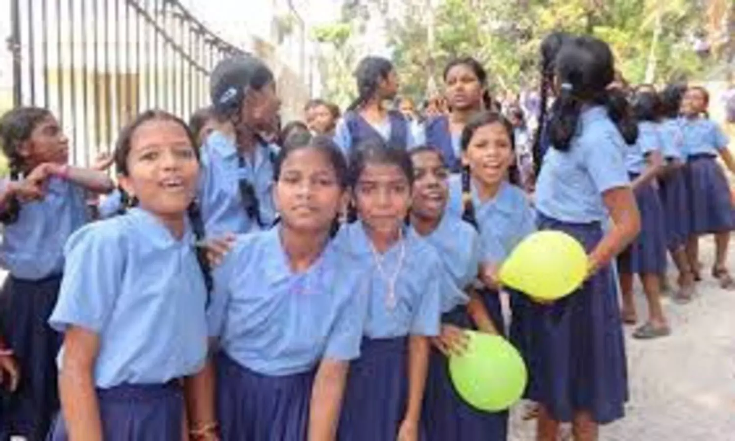 വിദ്യാർഥികൾ തിയേറ്ററിലെത്തുന്നത് ആദ്യം, എം.എല്‍.എയ്‌ക്കൊപ്പം സിനിമ കണ്ടതിന്റെ ത്രില്ലില്‍