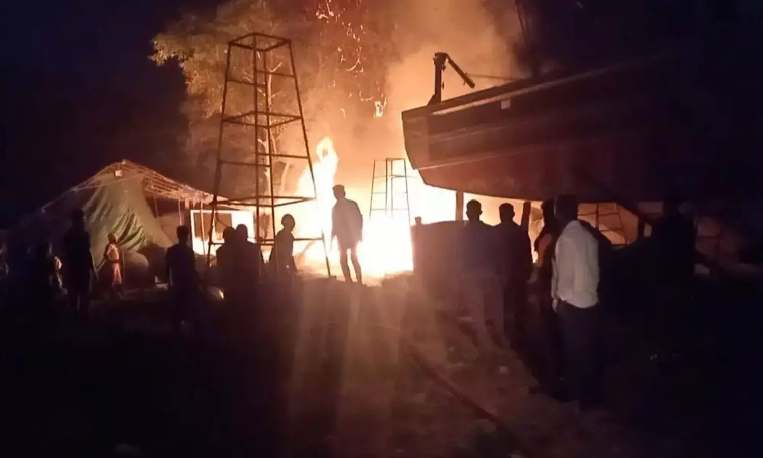 ബന്തർ തുറമുഖത്ത് വീണ്ടും തീപ്പിടിത്തം: ലക്ഷങ്ങളുടെ വലകൾ കത്തിനശിച്ചു