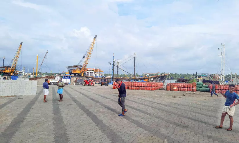 ബേപ്പൂർ തുറമുഖത്തെ കപ്പൽച്ചാൽ ആഴം കൂട്ടുന്നു ബേപ്പൂർ തുറമുഖത്തെ കപ്പൽച്ചാൽ ആഴം കൂട്ടുന്നു