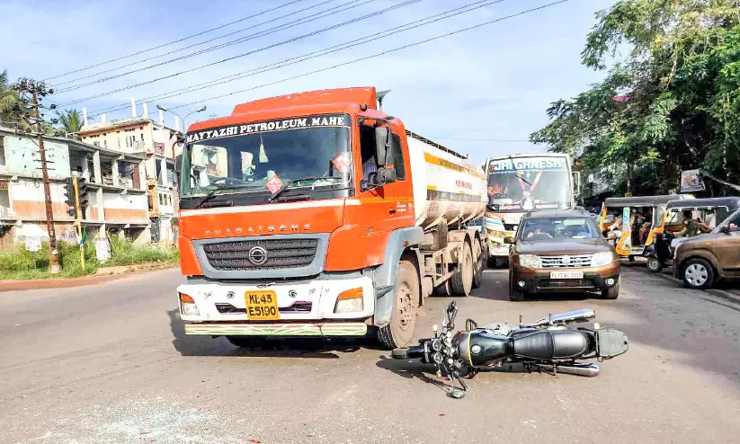 മൂന്നു വാഹനങ്ങൾ കൂട്ടിയിടിച്ചു; ഒരാൾക്ക് പരിക്ക്