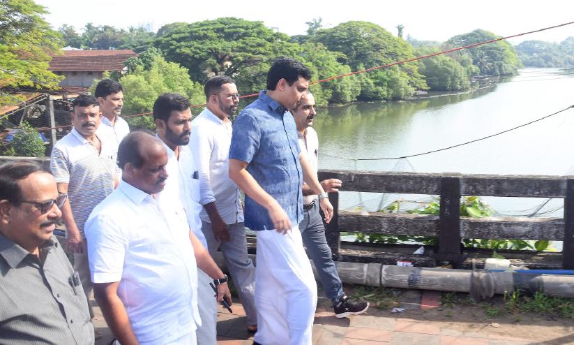 കല്ലായിപ്പാലം നവീകരിച്ച് ഒരുകൊല്ലത്തിനകം മോടികൂട്ടാൻ പദ്ധതി കല്ലായിപ്പാലം നവീകരിച്ച് ഒരുകൊല്ലത്തിനകം മോടികൂട്ടാൻ പദ്ധതി